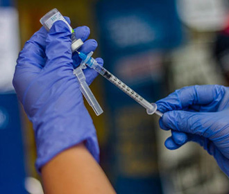 США готовят новую стратегию вакцинации из-за мутаций COVID-19