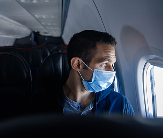 Авиакомпания может высадить пассажира за отказ оставаться в маске течение полета