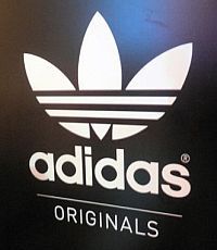Компанию Adidas обвинили в сексизме
