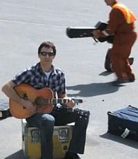 Музыкант песней отомстил авиакомпании за сломанную гитару