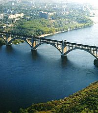 Янукович поручил строить мост Запорожье круглосуточно