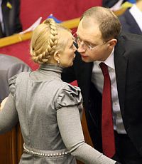 Тимошенко уверена, что Яценюк в отставку не собирается