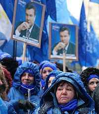 Около трех тысяч сторонников Януковича вновь собрались у здания ЦИК