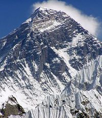 Власти Непала запретят восхождение на Эверест несовершеннолетним и пожилым альпинистам