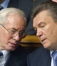 Янукович называет игрой слухи об отставке Азарова