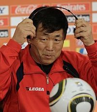 Тренера сборной КНДР по футболу исключили из партии за провал в ЮАР
