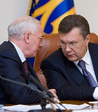 Янукович и Азаров обсудили визит Путина