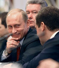 Медведев впервые догнал Путина в рейтинге доверия