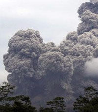 Жертвами извержения вулкана в Индонезии стали 190 человек