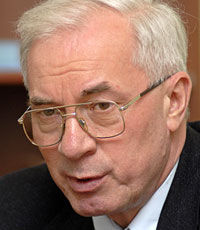Азаров поручил ускорить повышение зарплат бюджетникам