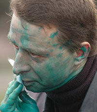 В Днепропетровске лидера протестующих предпринимателей облили зеленкой