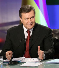 Янукович подписал закон, предусматривающий добровольную отправку миротворцев