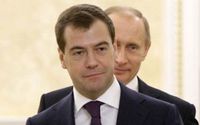 Медведев предложил олигархам выбрать между ним и Путиным