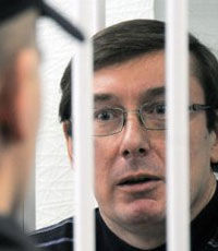 Луценко: Свидетелей незаконно вызывают в суд