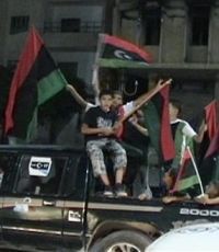 Жители Триполи бурно празднуют сообщения о ликвидации Каддафи