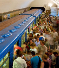 Сотрудников киевского метро обязали улыбаться пассажирам