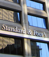 S&P повысило рейтинг Греции на две ступени