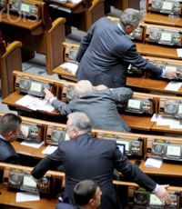Большинство украинцев хотят лишения мандатов "кнопкодавов"