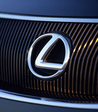 Lexus представил бумажную версию седана IS