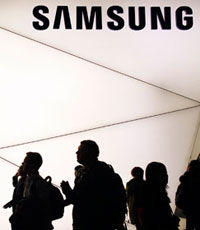 Samsung показал монитор с беспроводной зарядкой для смартфона