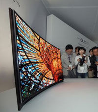 Samsung выпускает первый в мире изогнутый телевизор