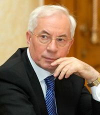 Азаров пообещал выплатить зарплаты и пенсии до конца года