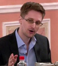 Сноуден поздравил режиссера фильма о нем с «Оскаром» (видео)