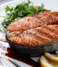 Жирная рыба избавляет от аллергического ринита
