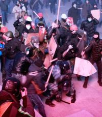 Обмундирование у нескольких силовиков загорелось после "коктейля Молотова" со стороны протестующих