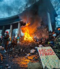Команда Петра Порошенко и динамовцы восстанавливают центр Киева