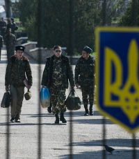 Порошенко: Украина намерена вернуть оставленное в Крыму оружие