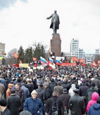 В центре Харькова собрались люди с георгиевскими ленточками