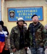 Несколько десятков человек выстроились перед воротами воинской части в Донецке