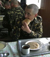 Порошенко подписал закон о повышении качества питания военнослужащих