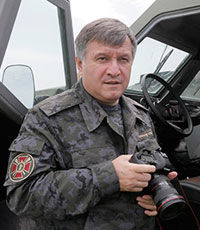 Аваков: армию следует перевести на профессиональную контрактную основу