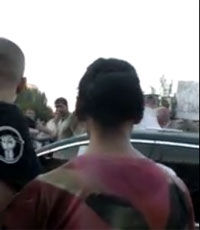 Жители ДНР разгромили авто киевских «убийц» (видео)