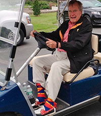 Джордж Буш стал судьей конкурса дизайнерских носков