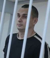 Олегу Сенцову продлили арест еще на месяц