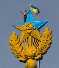 Российский суд рассмотрит дело о покраске в синий цвет звезды на высотке