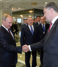 СМИ: от украинских каналов требовали не показывать рукопожатие Порошенко и Путина