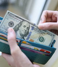 Доллар на межбанке стабилен, в обменниках подорожал на продаже