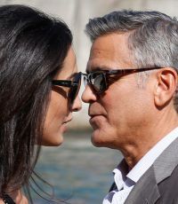 Клуни: Чувствую себя идиотом, разговаривая с женой