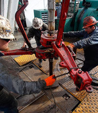 Нефть дешевеет из-за переизбытка предложения на рынке