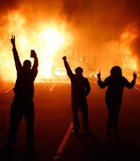 Протестующие в Фергюсоне открыли огонь по полицейским