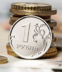 Рубль возобновил падение вслед за нефтью
