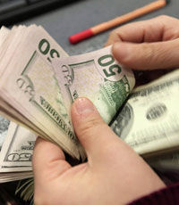 Доллар подешевел в обменниках, на межбанке стабилен