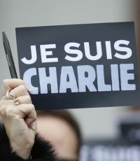 Редакция Charlie Hebdo поместила на обложку номера пророка Мухаммеда с табличкой "Je suis Charlie"