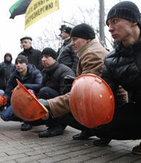 В Киеве около 1 тысячи шахтеров начали акцию протеста у минэнерго