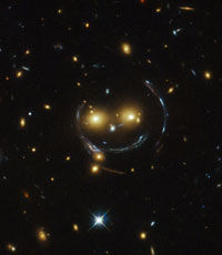 Телескоп Hubble сфотографировал в скоплении галактик "смайлик"