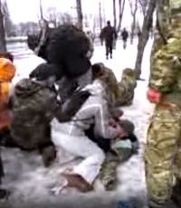 Два человека погибли при взрыве в Харькове на марше (видео)